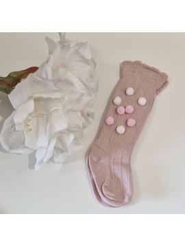 Rankų darbo šventinės kojinytės. Spalva sendinta rožė su baltais ir šviesiai rožiniais pūkučiais-burbuliukais