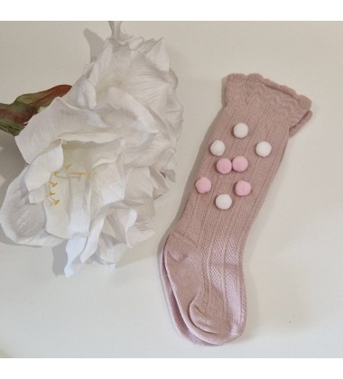 Rankų darbo šventinės kojinytės. Spalva sendinta rožė su baltais ir šviesiai rožiniais pūkučiais-burbuliukais