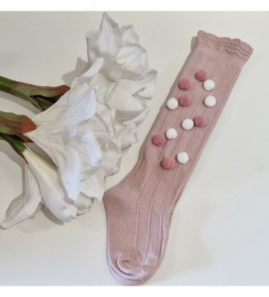 Rankų darbo šventinės kojinytės. Spalva sendinta rožė su baltais ir sendintos rožės pūkučiais-burbuliukais