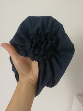 Šponkės turbanas su gėle. Spalva tamsiai mėlyna
